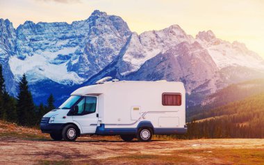 Karavan araba tatil, İtalya için Dolomites güzel dağ manzaralı güzel bir ortamda Aile gevşeme
