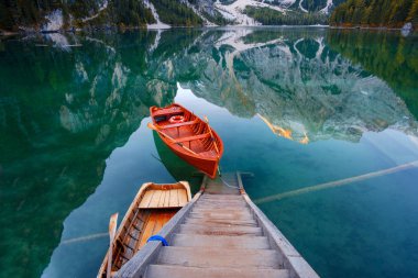 Güzel Braies gölde tekne ve ev içinde belgili tanımlık geçmiş Dolomites, İtalya (Pragser Wildsee Seekofel Dağı )