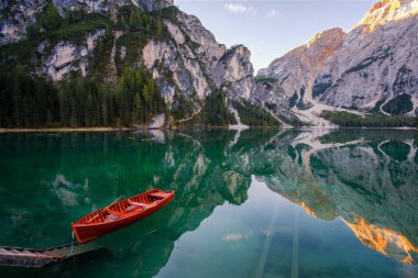 Güzel Braies gölde tekne ve ev içinde belgili tanımlık geçmiş Dolomites, İtalya (Pragser Wildsee Seekofel Dağı )