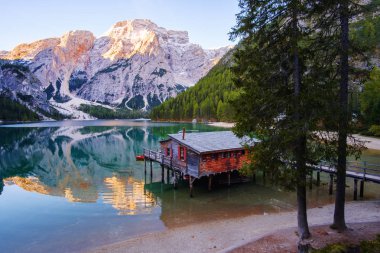 Güzel Braies göl ve ev içinde belgili tanımlık geçmiş Dolomites, İtalya (Pragser Wildsee Seekofel Dağı )