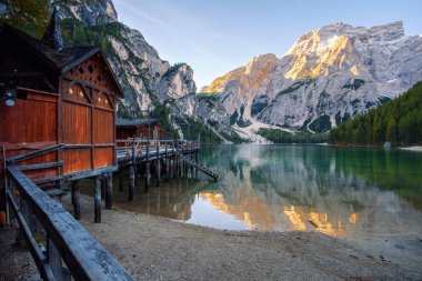 Güzel Braies göl ve ev içinde belgili tanımlık geçmiş Dolomites, İtalya (Pragser Wildsee Seekofel Dağı )