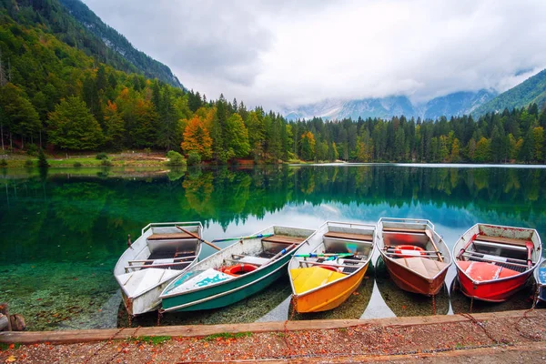 Lago Fusine Lago Montanha Barco Montanha Mangart Fundo Norte Itália — Fotografia de Stock