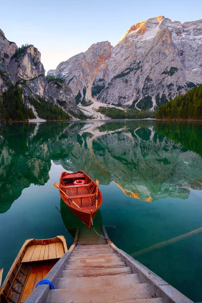 Güzel Braies gölde tekne ve ev içinde belgili tanımlık geçmiş Dolomites, İtalya (Pragser Wildsee Seekofel Dağı )