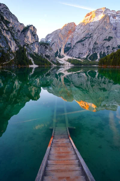 Beautiful Braies Lake House Background Seekofel Mountain Dolomites Italy Pragser — стоковое фото