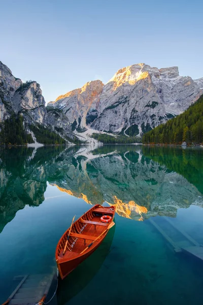 Güzel Braies gölde tekne ve ev içinde belgili tanımlık geçmiş Dolomites, İtalya (Pragser Wildsee Seekofel Dağı )