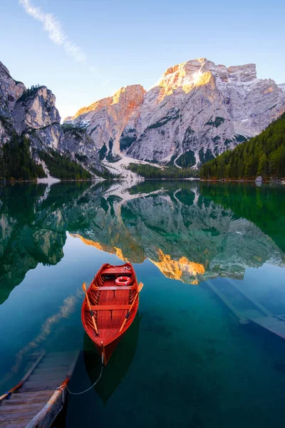 Güzel Braies gölde tekne ve ev içinde belgili tanımlık geçmiş Dolomites, İtalya (Pragser Wildsee Seekofel Dağı )