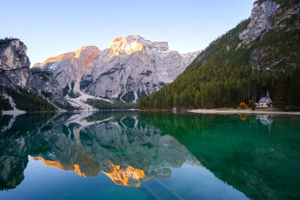 Beautiful Braies Lake House Background Seekofel Mountain Dolomites Italy Pragser — стоковое фото