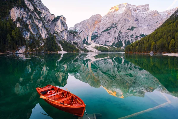 Bellissimo Lago Braies Barca Casa Sullo Sfondo Della Montagna Seekofel — Foto Stock