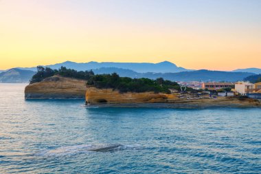 Güzel kayalık sahil şeridi muhteşem mavi Ionian Sea Sidari tatil köyü Yunanistan, Europe Corfu adasında sunrise adlı ile ünlü Canal d'Amour plaj