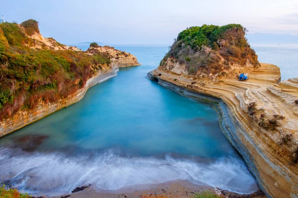 Güzel kayalık sahil şeridi muhteşem mavi Ionian Sea Sidari tatil köyü Yunanistan, Europe Corfu adasında sunrise adlı ile ünlü Canal d'Amour plaj