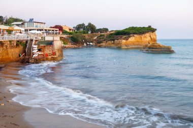 Güzel kayalık sahil şeridi gündoğumu Sidari tatil köyü Corfu Adası Yunanistan'ın, şaşırtıcı mavi İyon Denizi ile ünlü Canal d'Amour plaj
