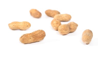 Beyaz arka plan üzerinde ham lezzetli fıstık