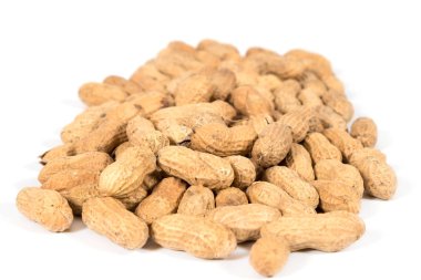 Beyaz arka plan üzerinde ham lezzetli fıstık