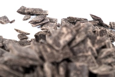 Beyaz zemin üzerine lezzetli sütlü çikolata