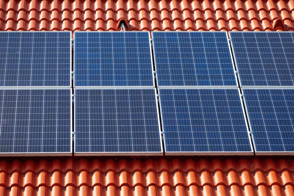 Kiremit çatılar ve güneş kolektörü, geri dönüştürülmüş enerji ve mavi gökyüzü
