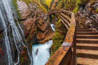 Güzel Wimbachklamm geçidi sonbahar renklerinde ahşap patika, Almanya 'da Ramsau bei Berchtesgaden