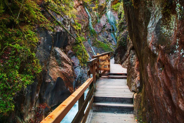 Belo Desfiladeiro Wimbachklamm Com Caminho Madeira Nas Cores Outono Ramsau — Fotografia de Stock