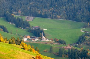 Meşhur ve büyüleyici Santa Maddalena köyü Odle dağ sırasının arka planında, İtalya 'nın Trentino Alto Adige bölgesinde.