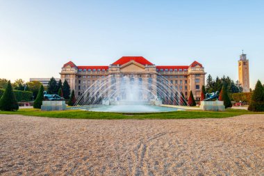 Debrecen Üniversitesi binası. Macaristan, Avrupa 'da gün batımında güzel ve eşsiz bir yapı.