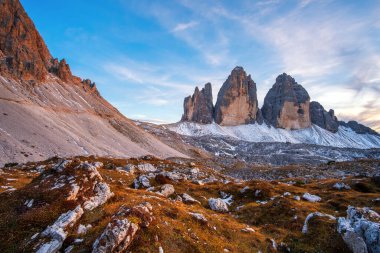 Tre Cime di Lavaredo (Drei Zinnen) ve Rifugio Lacatelli, Dolomites, Güney Tyrol, İtalya 'da güzel bir gün batımı.