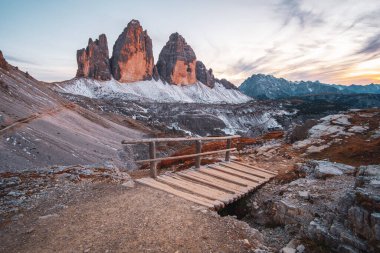 Tre Cime di Lavaredo (Drei Zinnen) ve Rifugio Lacatelli, Dolomites, Güney Tyrol, İtalya 'da güzel bir gün batımı.
