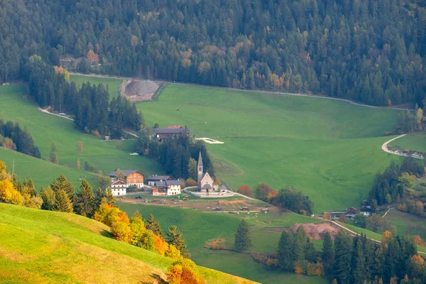 Διάσημο Και Γοητευτικό Χωριό Της Santa Maddalena Στο Παρασκήνιο Της — Φωτογραφία Αρχείου