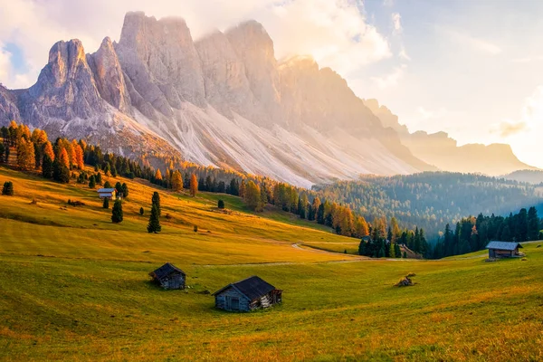 Odle Dağları 'nın eteklerindeki güzel sonbahar renkleri Dolomitler' de gün batımında Seceda Dağları 'nın arka planında Trentino Alto Adige, Val di Funes Valley, İtalya' da Güney Tyrol