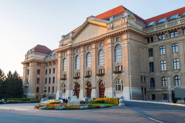 Debrecen Üniversitesi binası. Macaristan, Avrupa 'da gün batımında güzel ve eşsiz bir yapı.
