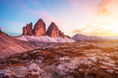 Tre Cime di Lavaredo (Drei Zinnen) ve Rifugio Lacatelli, Dolomites, Güney Tyrol, İtalya 'da güzel bir gün batımı.