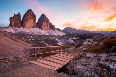 Tre Cime di Lavaredo (Drei Zinnen) ve Rifugio Lacatelli, Dolomites, Güney Tyrol, İtalya 'da güzel bir gün batımı.