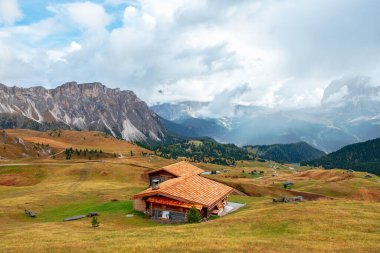 Güzel Seceda Dağları ve muhteşem Odle Dağları ve Dolomites Dağları manzarası, Val Gardena, Trentino Alto Adige, İtalya 'nın Güney Tyrol