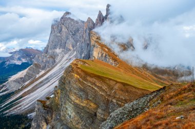 Güzel Seceda Dağları ve muhteşem Odle Dağları ve Dolomites Dağları manzarası, Val Gardena, Trentino Alto Adige, İtalya 'nın Güney Tyrol