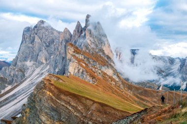 Güzel Seceda Dağları ve muhteşem Odle Dağları ve Dolomites Dağları manzarası, Val Gardena, Trentino Alto Adige, İtalya 'nın Güney Tyrol