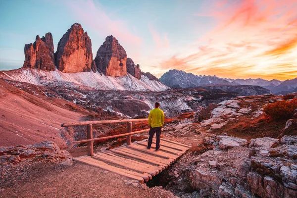 Tre Cime di Lavaredo (Drei Zinnen) ve Rifugio Lacatelli, Dolomites, Güney Tyrol, İtalya 'da güzel bir gün batımı.