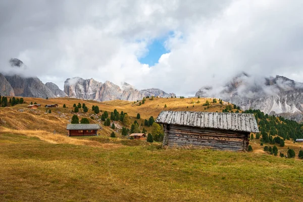 Mountain Meadow Houses Gardena Valley Seceda Peak Background Alpe Siusi — Stock Photo, Image