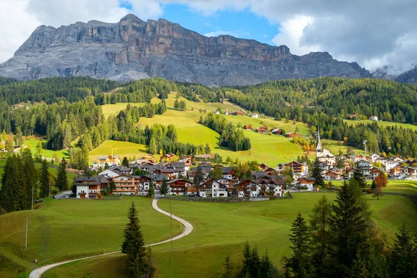 Mysig Liten Bergsby Kullen Bakgrunden Dolomiterna Bergen Bolzano Provinsen Italien — Stockfoto
