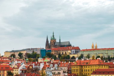 Charles Köprüsü, Çek Cumhuriyeti Prag 'daki renkli Eski Şehir binalarının güzel manzarasıdır.