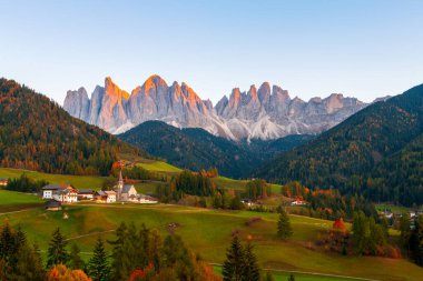 Sonbahar renklerinde ünlü Santa Maddalena köyü Odle dağ sırasının arka planında, Funes Valley Trentino Alto Adige bölgesi, İtalya, Avrupa 'da günbatımında güney tirol