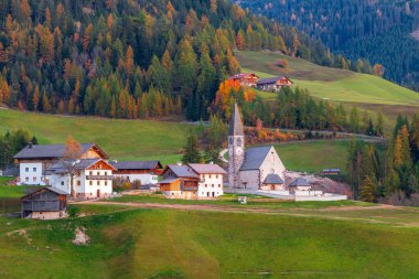 Sonbahar renklerinde ünlü Santa Maddalena köyü Odle dağ sırasının arka planında, Funes Valley Trentino Alto Adige bölgesi, İtalya, Avrupa 'da günbatımında güney tirol