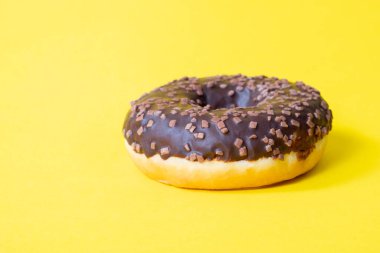 Renkli, lezzetli çörekler. Sarı arka planda şeker jöleli.