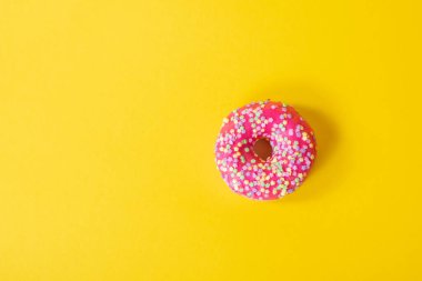 Renkli, lezzetli çörekler. Sarı arka planda şeker jöleli.