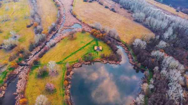 Dron Strzał Przytulne Małe Jezioro Pięknymi Kolorami Środku Jeziora Wyspie — Zdjęcie stockowe