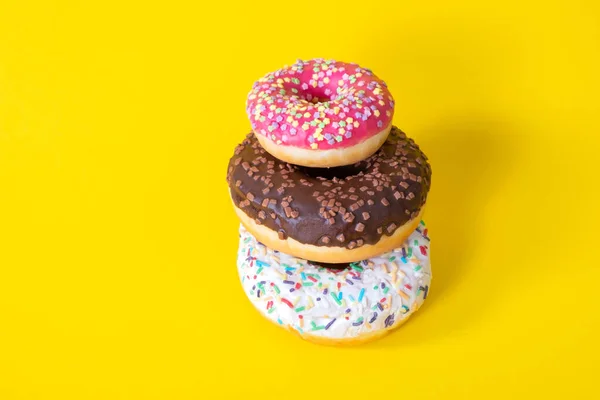 Kleurrijke Heerlijke Drie Donuts Met Suiker Glazuur Top Gele Achtergrond — Stockfoto