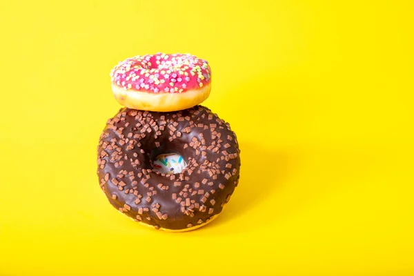 Kleurrijke Heerlijke Drie Donuts Met Suiker Glazuur Top Gele Achtergrond — Stockfoto