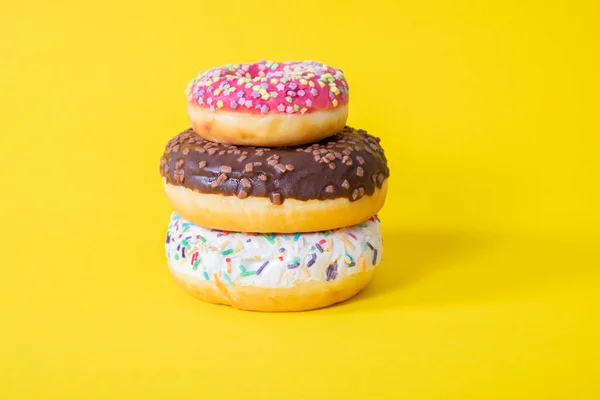 Kleurrijke Heerlijke Drie Donuts Met Suiker Glazuur Top Gele Achtergrond — Stockfoto