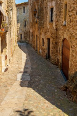 Kosta Brava 'da bir Katalan balıkçı köyünde sıcacık dar sokaklar, İspanya' da Akdeniz, Avrupa