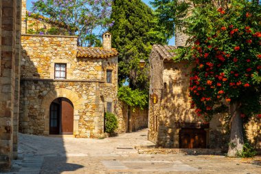 İspanya 'nın Akdeniz kıyısındaki Costa Brava' daki Katalan balıkçı köyünün dar sokakları.