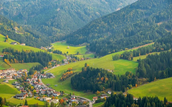 Typická Krásná Krajina Dolomitech Údolí Val Funes Pozadí Horami Odle — Stock fotografie