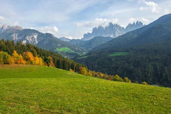 Típico Paisaje Hermoso Los Dolomitas Valle Val Funes Fondo Con —  Fotos de Stock