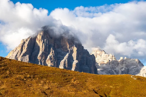 Cloudy Βουνό Tofana Rozes Στην Καρδιά Του Δολομίτες Κοντά Cortina — Φωτογραφία Αρχείου